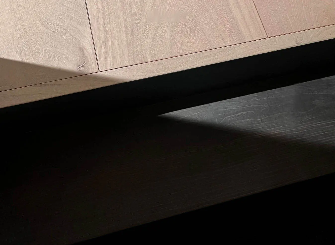 Zwarte trap naast een parketvloer in bois pure, afgestemd op het interieur