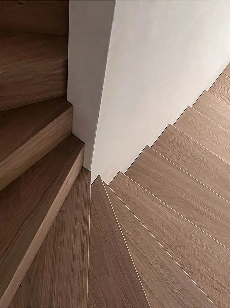 Renovated winding staircase with oak treads in the colour bois pure