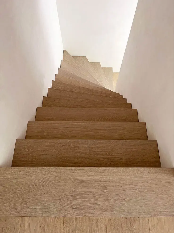 Escalier tournant en chêne pince