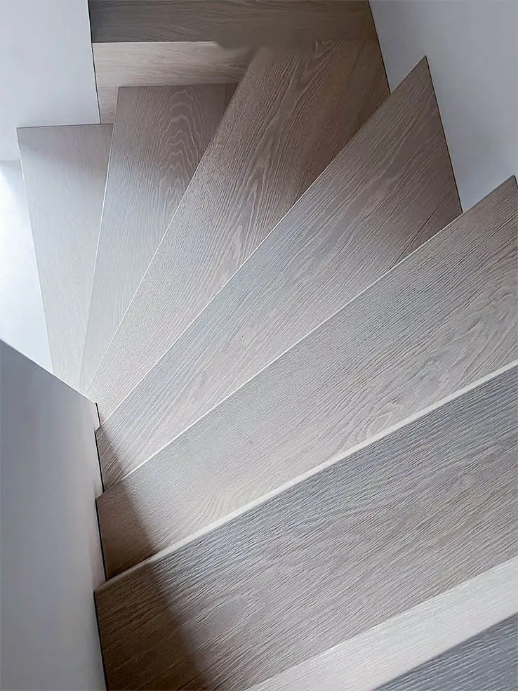 Escalier tournant à marches en Z en chêne, couleur mandrin