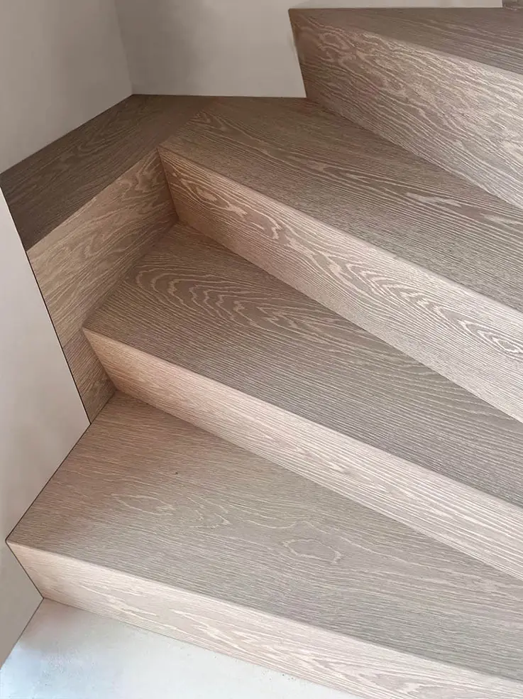 Escalier tournant avec marche en Z en chêne mandrin