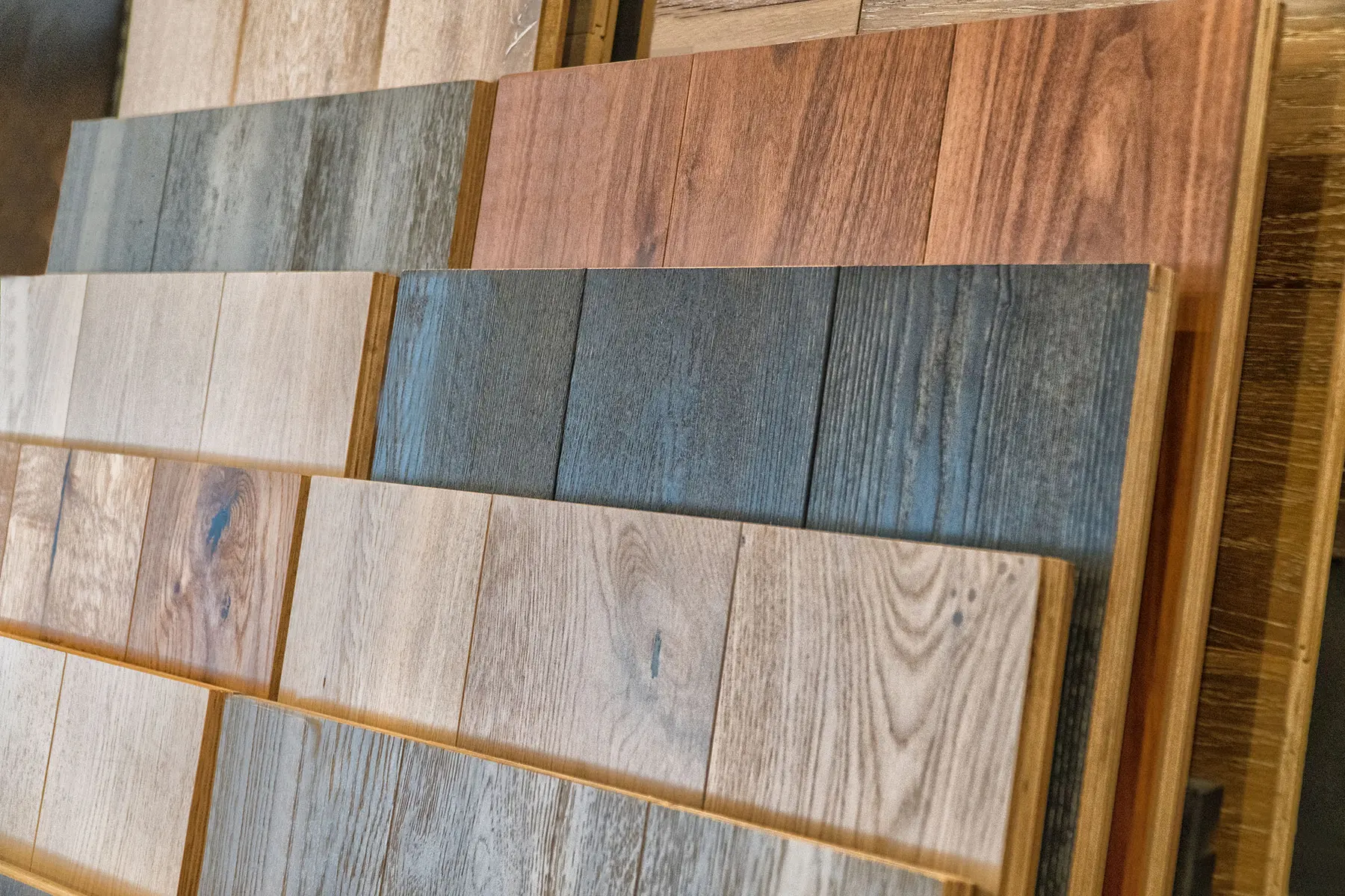 Samples of wooden stair planks in different wood types and colour finishes