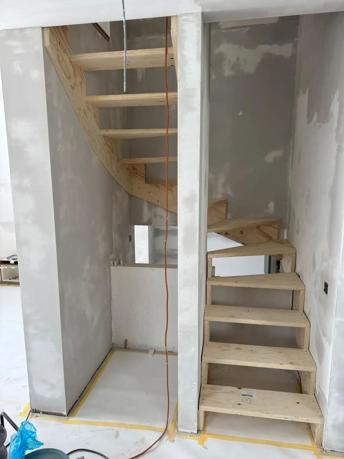 Houten structuurtrap geplaatst in de ruwbouwfase