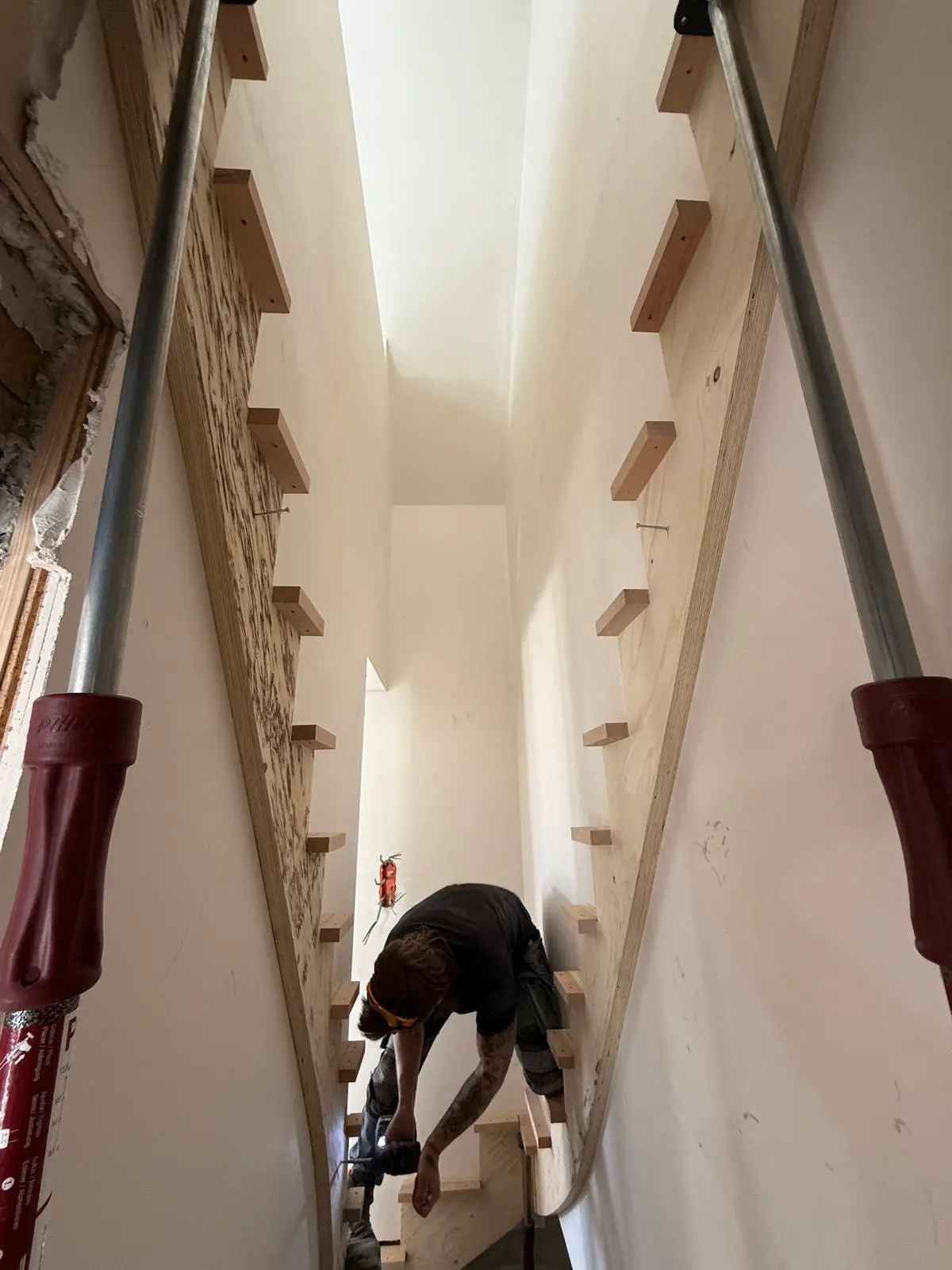 Installation of a structural staircase in a narrow stairwell